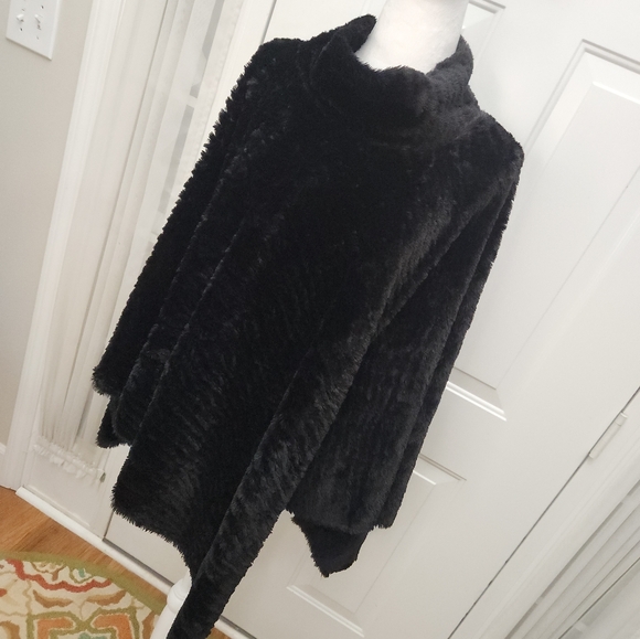 Le Moda Faux Fur Poncho Size One Size - Picture 2 of 5